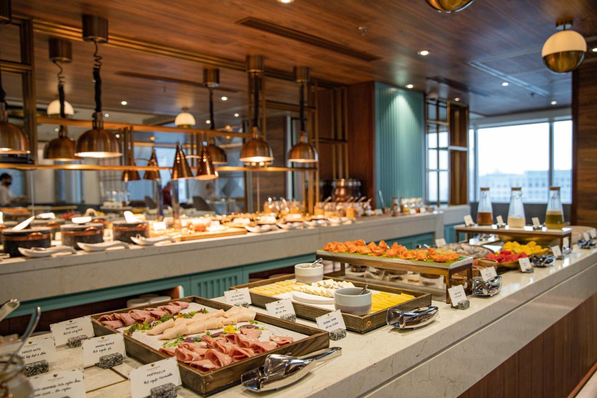 Готель Fusion Original Saigon Centre Хошимін Екстер'єр фото A buffet at a hotel